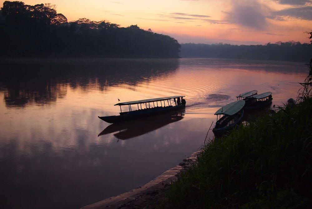 סירה בנהר בפרו